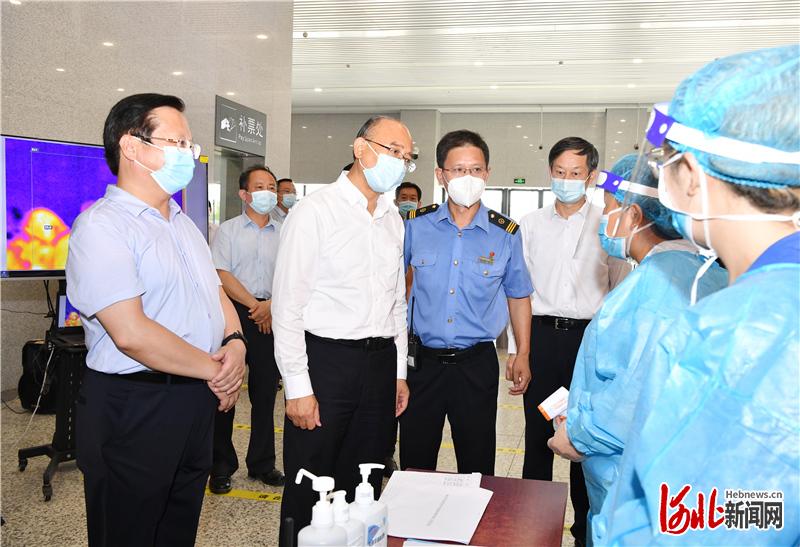 8月3日，省长许勤在衡水市调研检查。这是许勤到衡水北站，在进出站口、安检口、候车大厅等处，查看健康码、行程卡、身份证查验和测温、协查信息比对等措施落实情况。 河北日报记者孟宇光摄