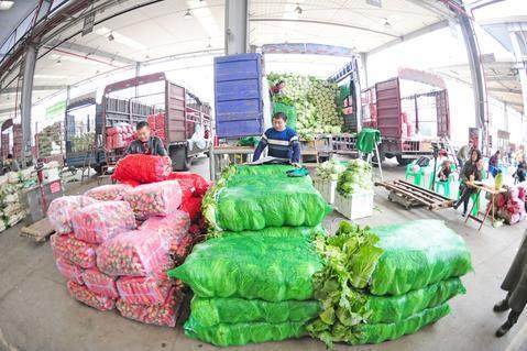 重庆市启动应急预案做好蔬菜水果市场保供稳价,将双福市场果蔬交易