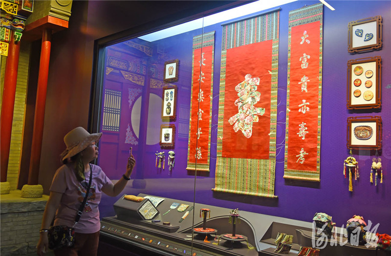 近日，游客在河北省蔚县博物馆参观《代蔚长歌》陈列展。河北日报记者赵永辉摄影报道