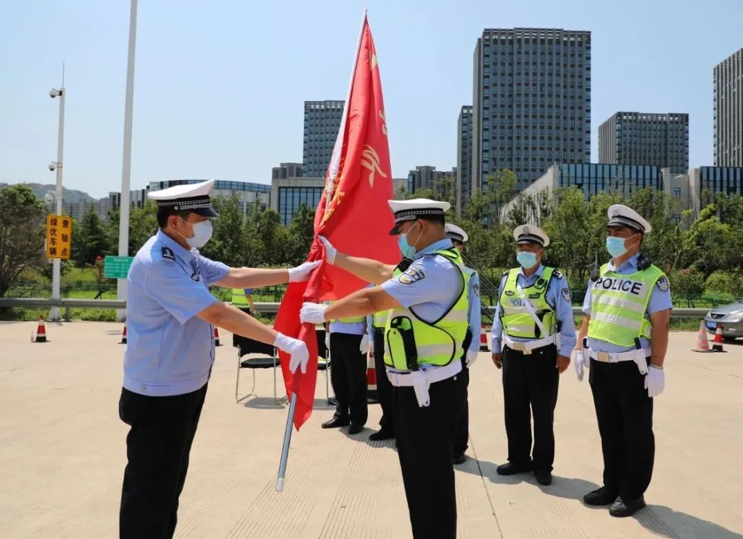 连云港交警全力投入疫情防控道路交通管控工作