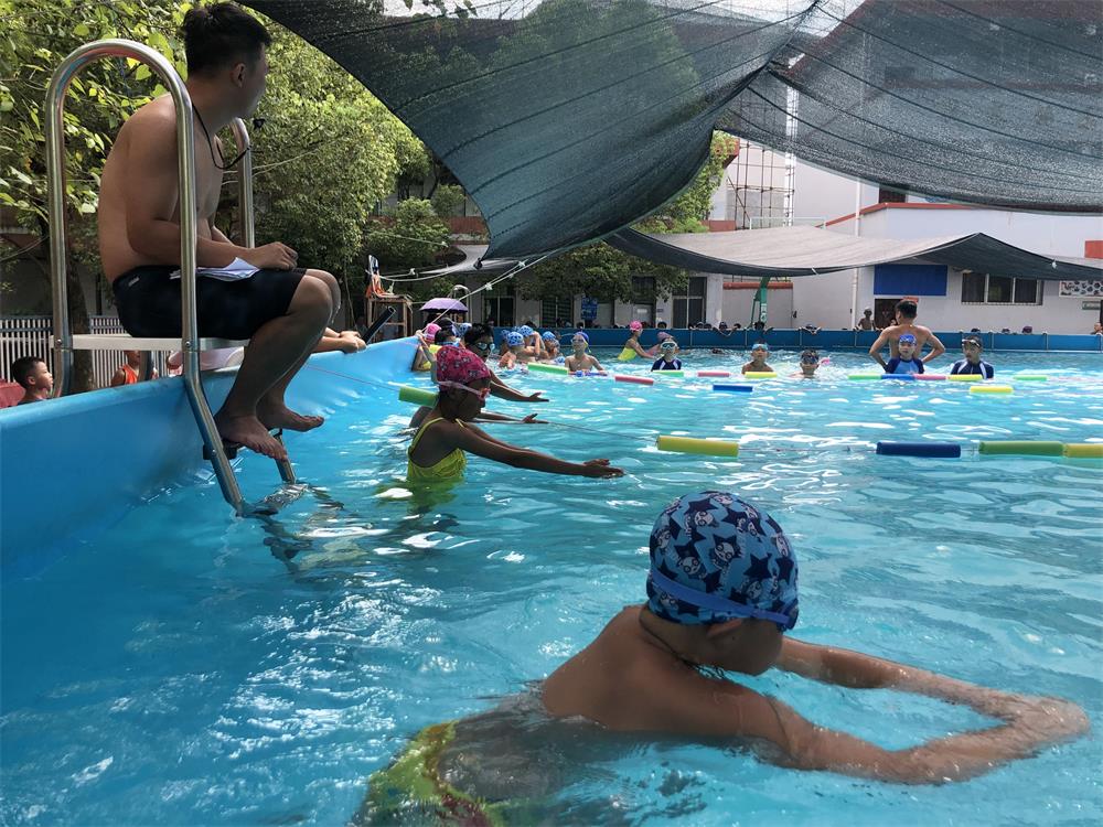 7月27日，罗坊镇希望小学，游泳考核现场，学生正在等待出发的哨声。新京报记者 杜寒三 摄