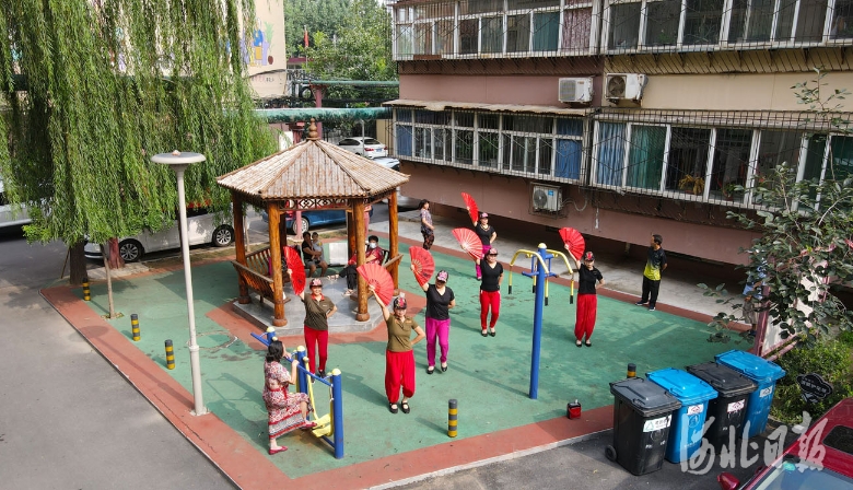 2021年8月1日，河北省邢台市襄都区铁路北宿舍小区居民在修葺一新的小广场跳舞健身。河北日报记者赵永辉摄