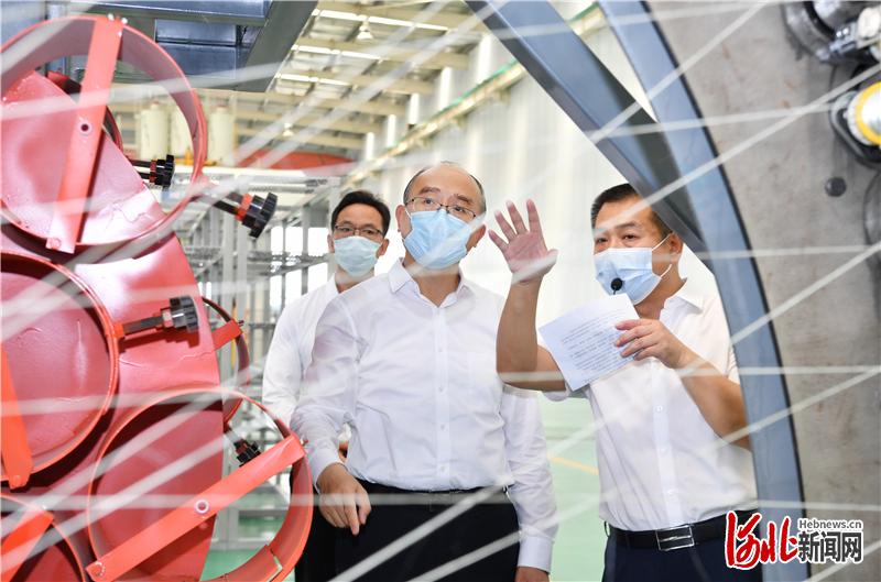 8月3日，省长许勤在衡水市调研检查。这是许勤深入枣强县河北省复合材料产业技术研究院，了解产业创新公共平台运行情况。 河北日报记者孟宇光摄