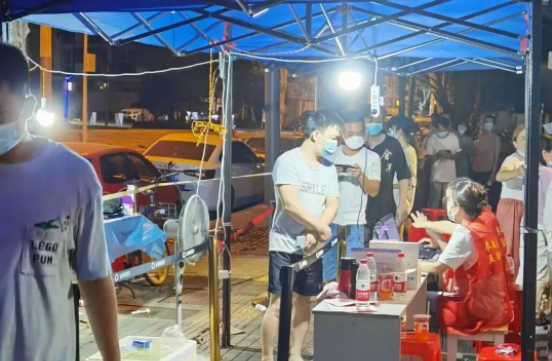 亚心医护人员夜以继日,一直忙碌到凌晨