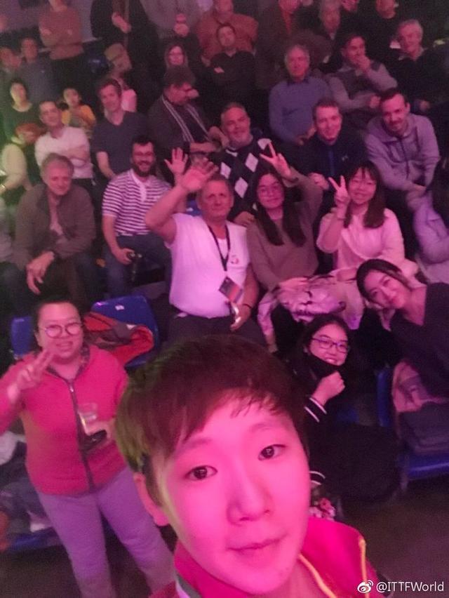 (2018年匈牙利公开赛后,王曼昱与现场观众合影)