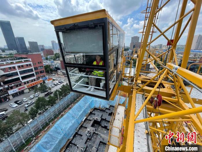 “90后”女塔吊司机赵丽娟在操作塔吊。　张瑶 摄