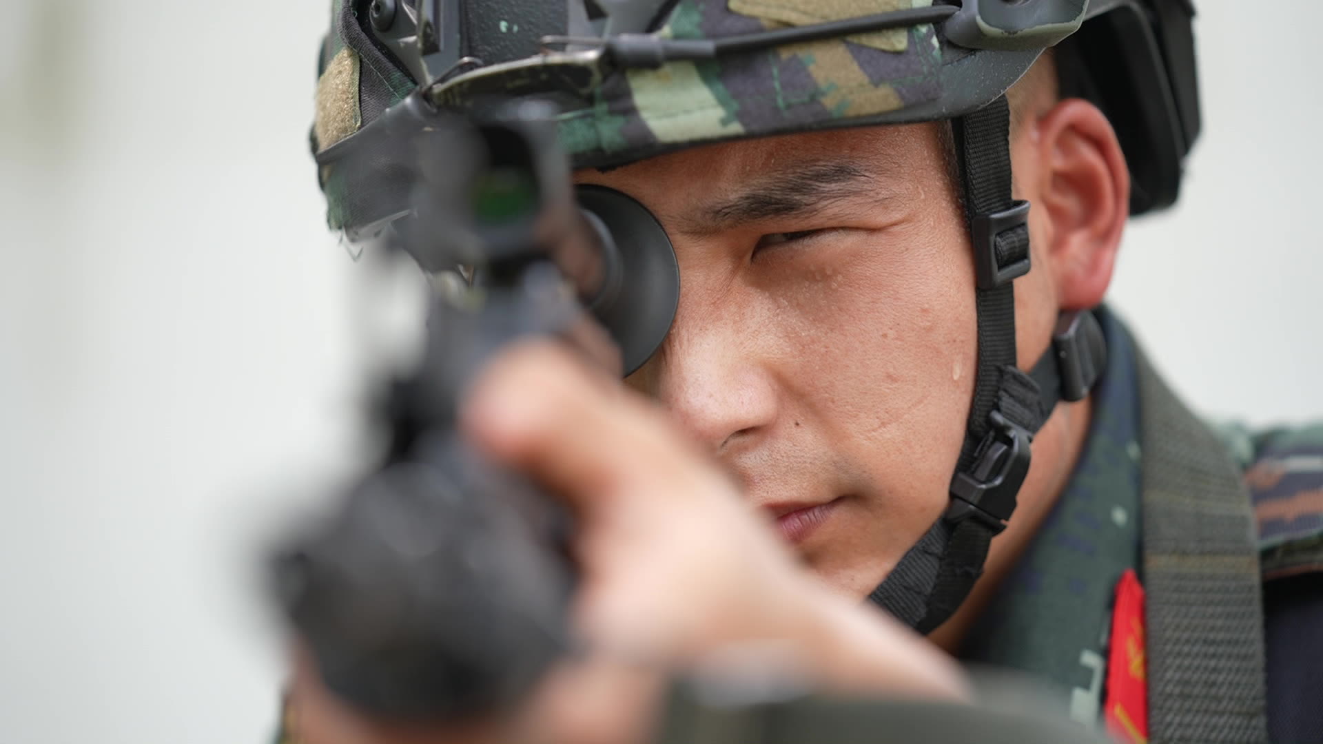 百炼成钢从普通青年到特战尖刀记武警嘉兴支队士兵张锦鹏