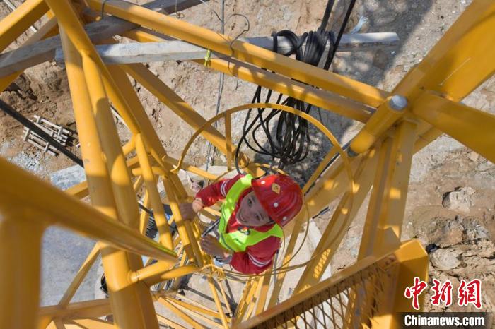 赵丽娟说作为工地中唯一一名女塔吊司机，她感到很光荣。　张瑶 摄