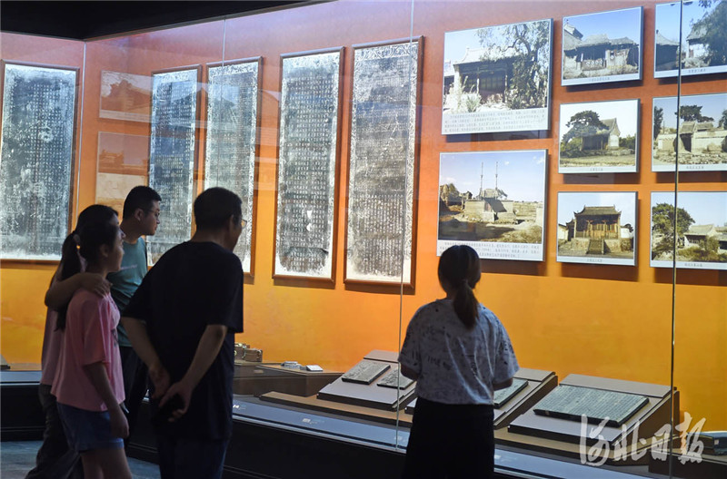 近日，游客在河北省蔚县博物馆参观《代蔚长歌》陈列展。河北日报记者赵永辉摄影报道