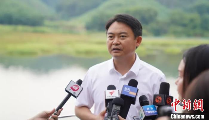 英德市委副书记罗振宇接受采访. 黄振声 摄