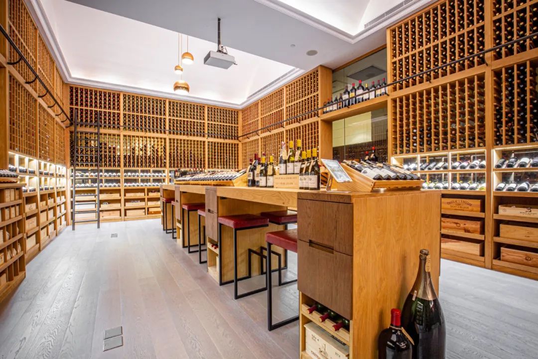 前身为知名酒业打造的 专业储酒 空间,藏酒轩拥有300个藏酒室和储酒柜