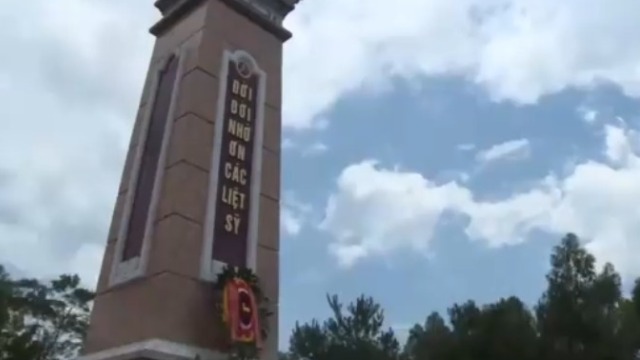 抗美援越烈士家属们到达了越南之行的最后一站：灵山烈士陵园