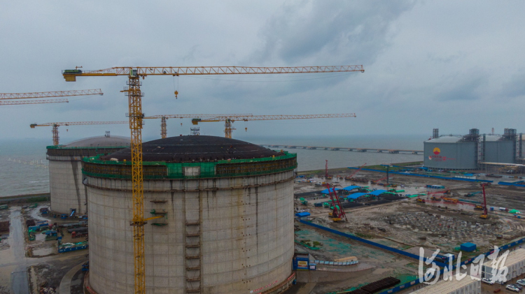 2021年7月28日，无人机拍摄唐山市曹妃甸区新天LNG（液化天然气）项目建设工地施工。河北日报记者赵杰摄影报道