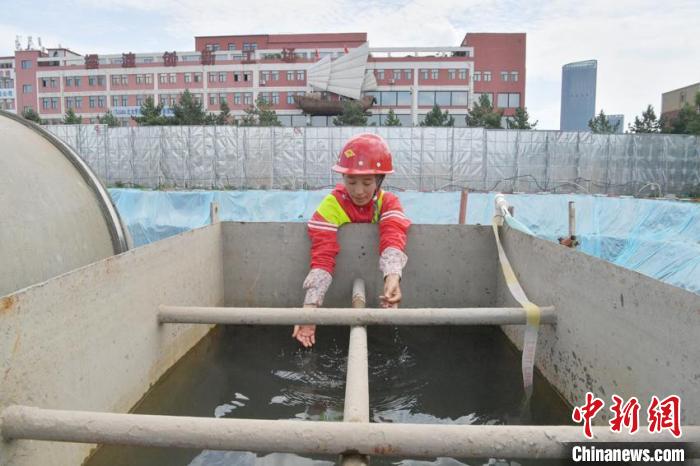 赵丽娟说，她有两个孩子，为了孩子们她才选择了这份工作，虽然 辛苦但很喜欢。　张瑶 摄