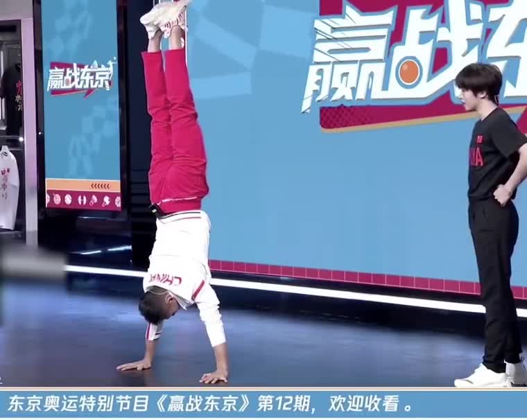 真名师教学！奥运体操冠军张成龙教刘宇倒立