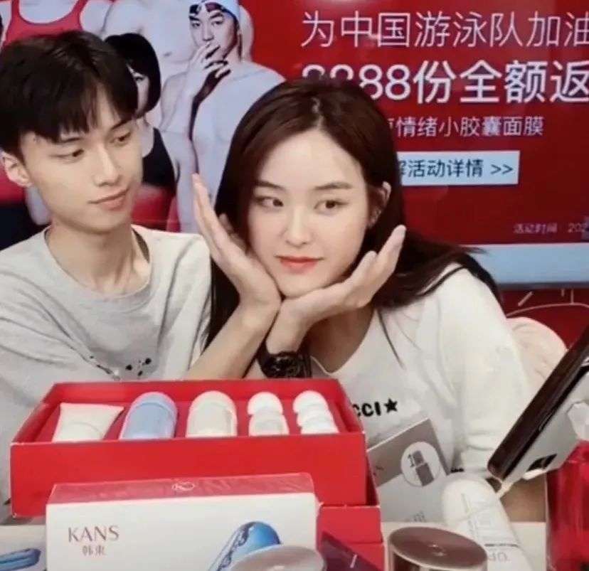 韩束直播间的两位主播组成了“韩束夫妇”的CP