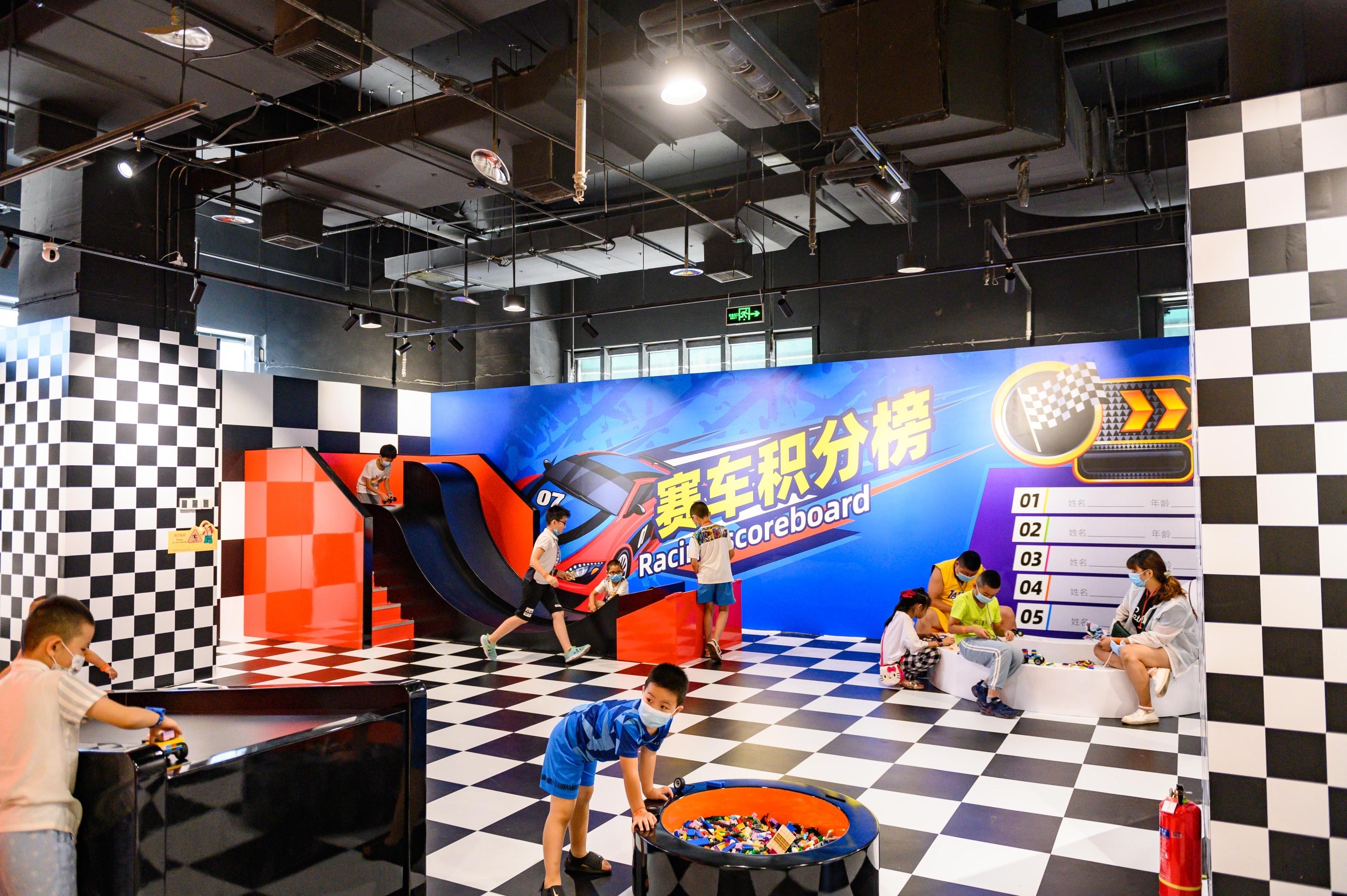 在极速赛车场,专属乐高赛车在模拟的越野跑道上自由奔跑