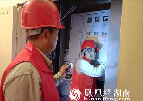 7月26日，东方红（电骡子）共产党员服务队在郑州风和日丽小区抢修