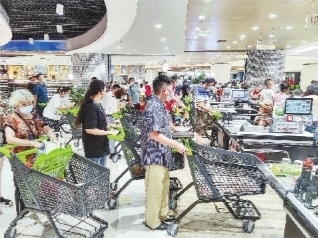 8月2日,在江汉区武商量贩超级生活馆购物的市民均佩戴口罩,有序排队等候付款。长江日报记者胡冬冬 摄