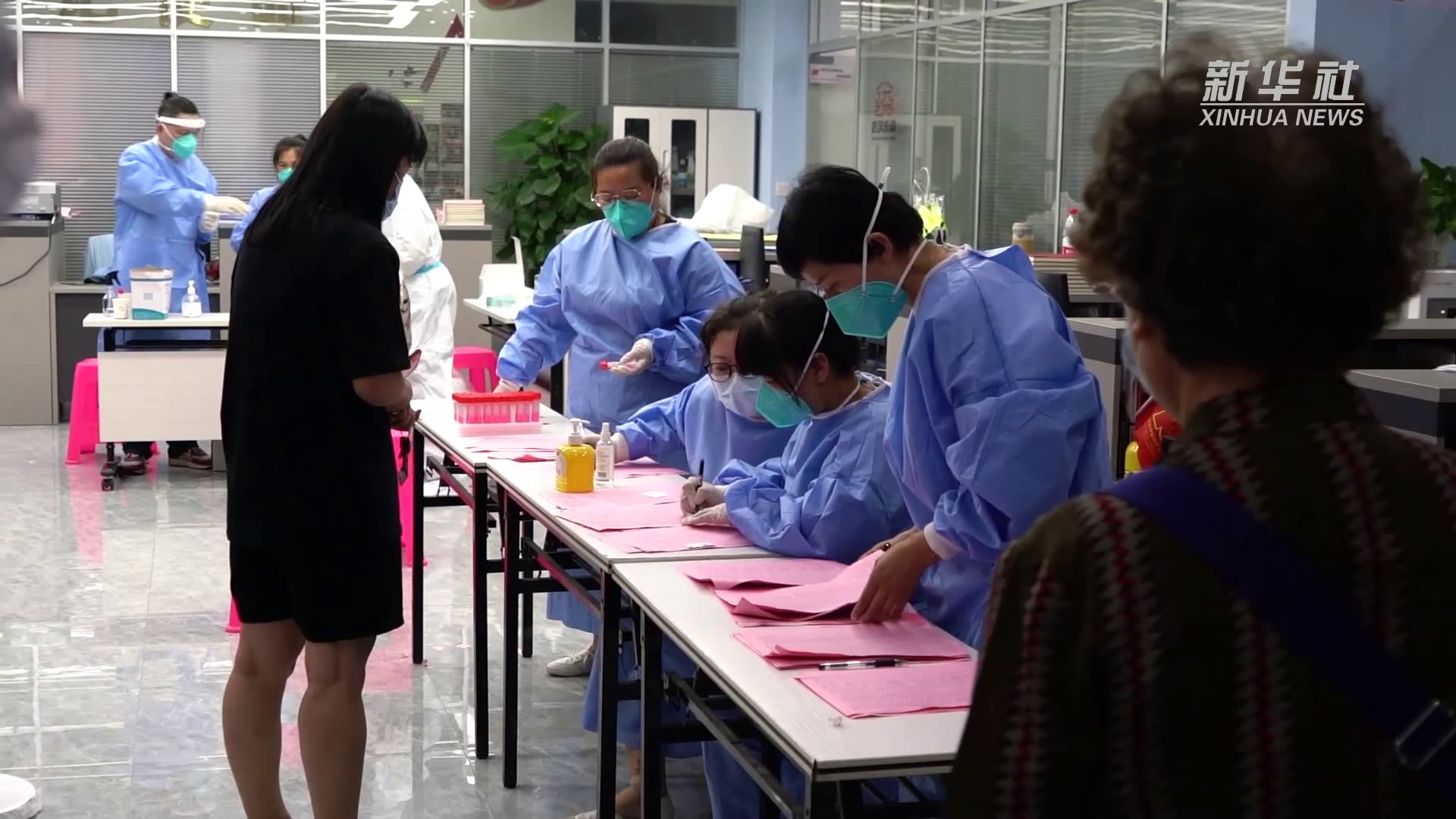 湖北：武汉社区有序开展核酸检测
