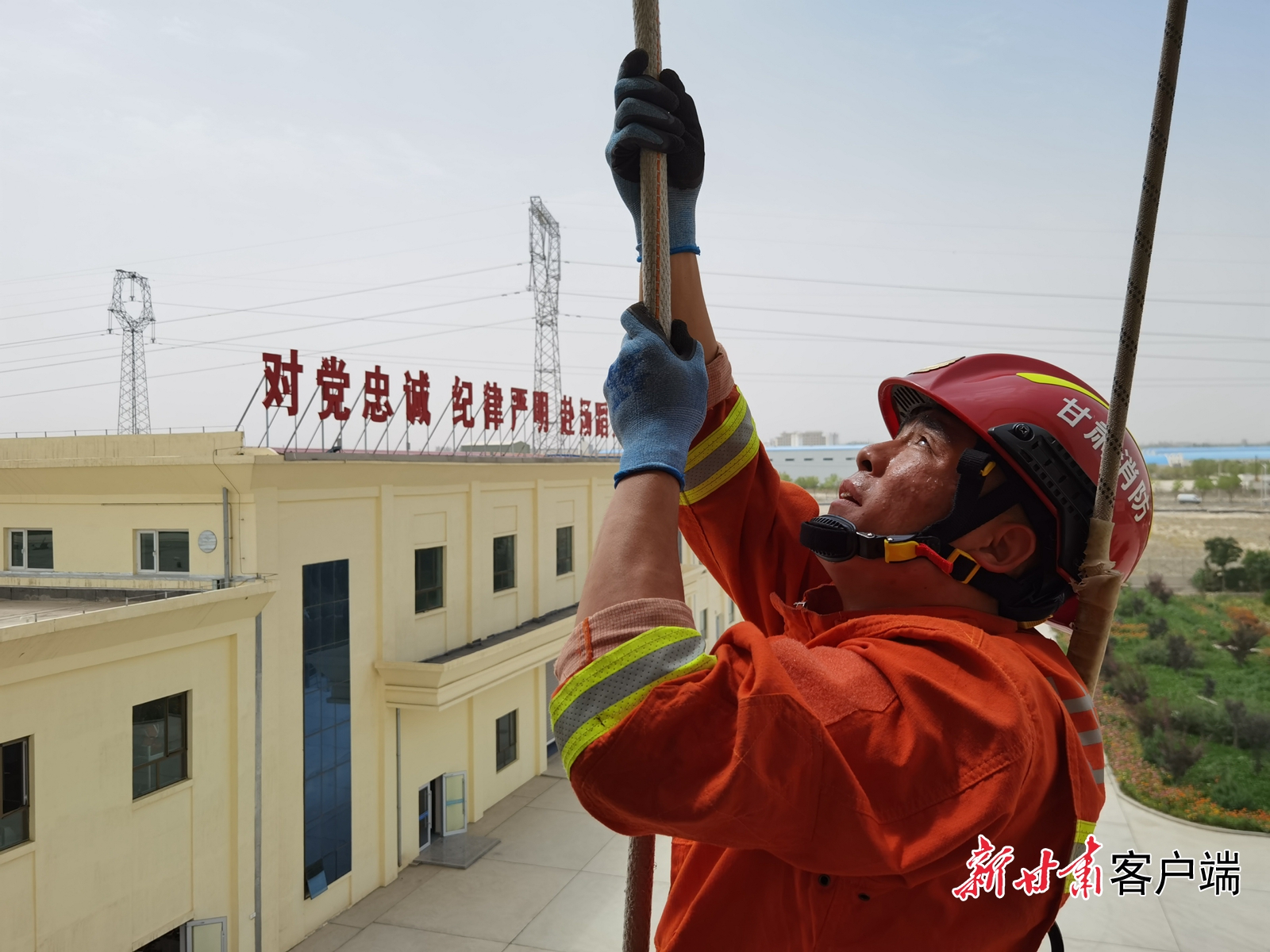 一趟训练消防员脸上早已大汗淋漓