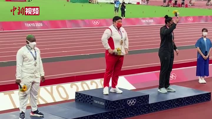 【奥运新干线】巩立姣夺得铅球金牌  颁奖现场令人感动