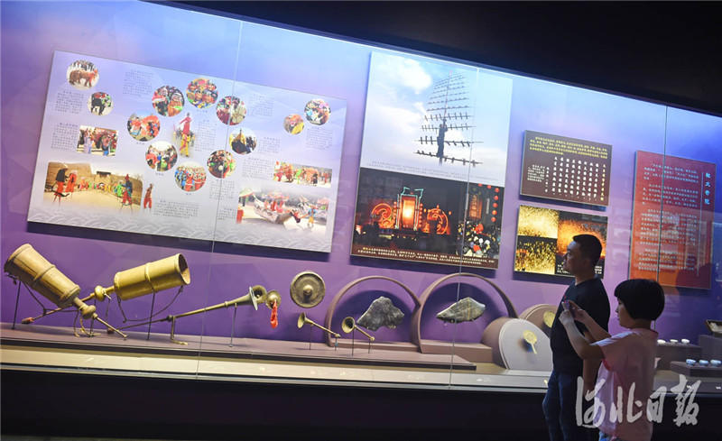 近日，游客在河北省蔚县博物馆参观《代蔚长歌》陈列展。河北日报记者赵永辉摄影报道