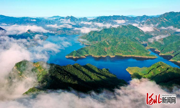 2021年7月31日，雨后的河北省迁西县潘家口水库云雾缭绕，山峦、长城时隐时现，仿若壮美山水画卷。通讯员王爱军摄影报道