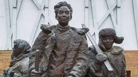 焦裕禄带头支持村民治理好兰考内涝，村民受到鼓舞冲上治灾前线