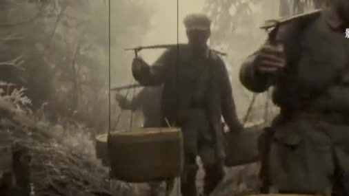 井冈山时期官兵待遇相同，朱德和毛泽东亲自带头运粮食