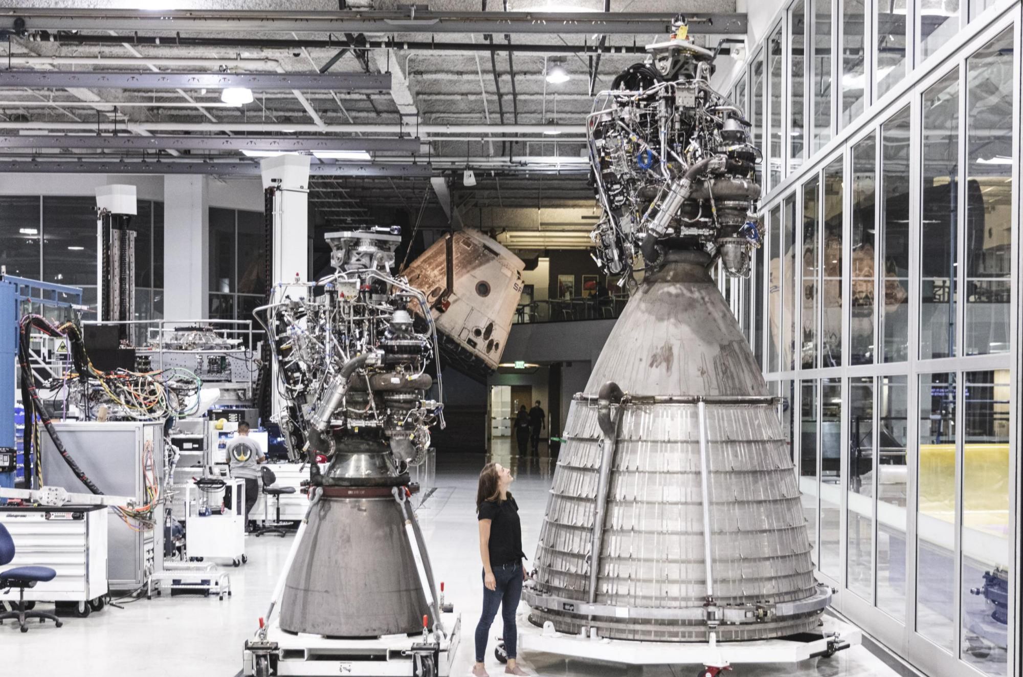 SpaceX采用的海平面发动机(左)和真空发动机(右)