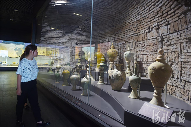 近日，游客在河北省蔚县博物馆参观《代蔚长歌》陈列展。《代蔚长歌》陈列展日前荣获全国博物馆十大陈列展览精品奖。河北日报记者赵永辉摄影报道