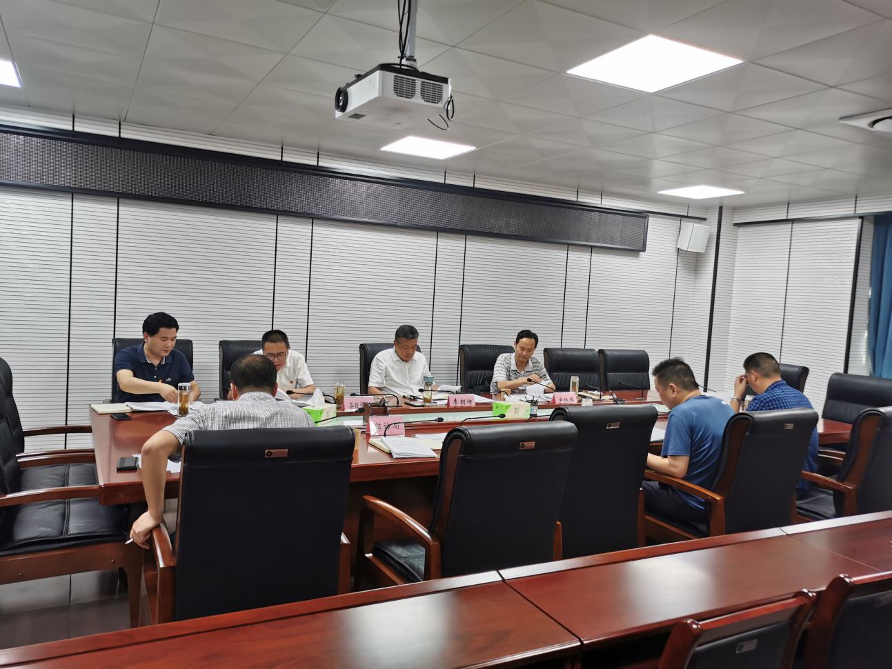 图为县负责人调度原庐江锁厂集体访