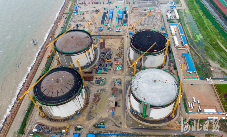 2021年7月28日，无人机拍摄唐山市曹妃甸区新天LNG（液化天然气）项目建设工地施工。河北日报记者赵杰摄影报道