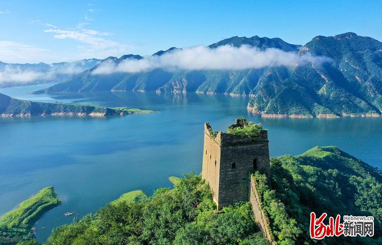 2021年7月31日，雨后的河北省迁西县潘家口水库云雾缭绕，山峦、长城时隐时现，仿若壮美山水画卷。通讯员王爱军摄影报道