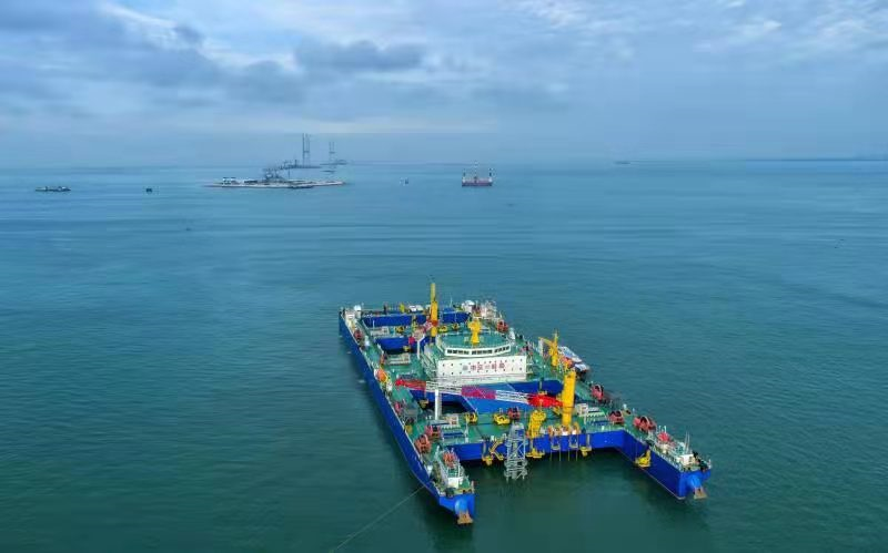 深中通道沉管隧道e11管节正在沉放安装