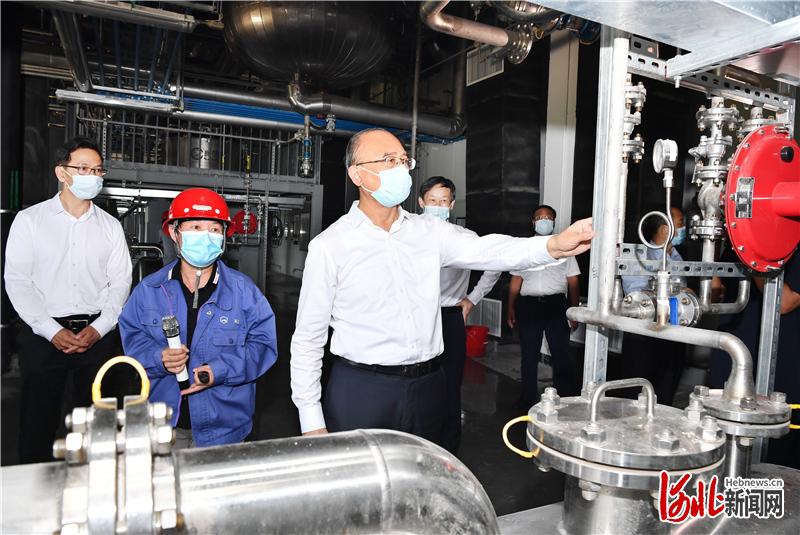 8月3日，省长许勤在衡水市调研检查。这是许勤到衡水高新区以岭制药项目建设现场，查看设备安装调试情况。 河北日报记者孟宇光摄