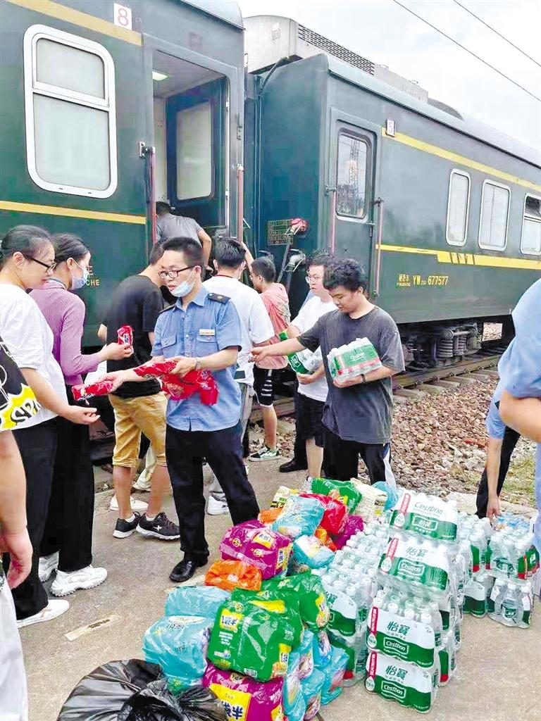 乘务人员将食物分发给旅客