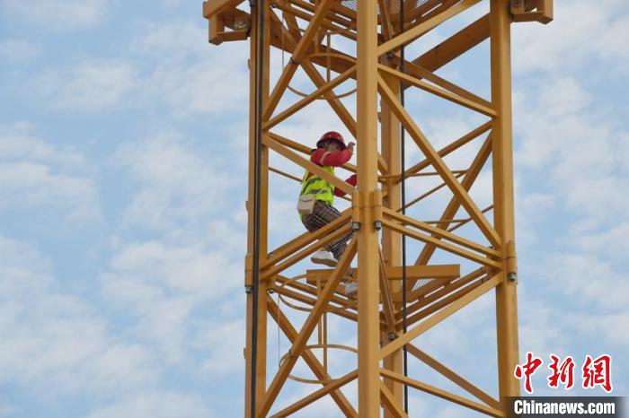 赵丽娟说她每天要攀爬到数十米的高空上作业，开始很恐惧，但慢慢就习惯了。　张瑶 摄