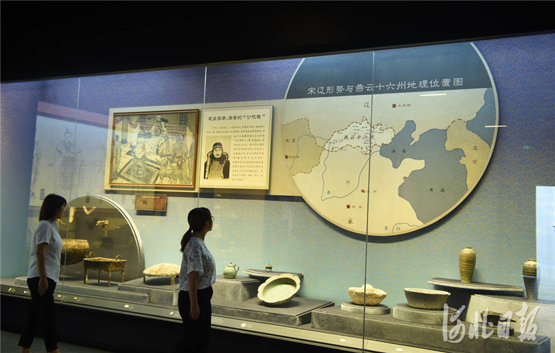 近日，游客在河北省蔚县博物馆参观《代蔚长歌》陈列展。河北日报记者赵永辉摄影报道