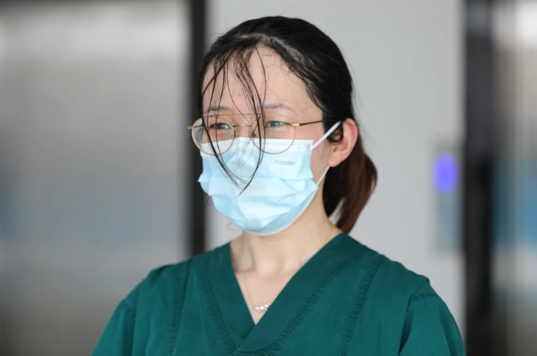 头发都被汗水打湿