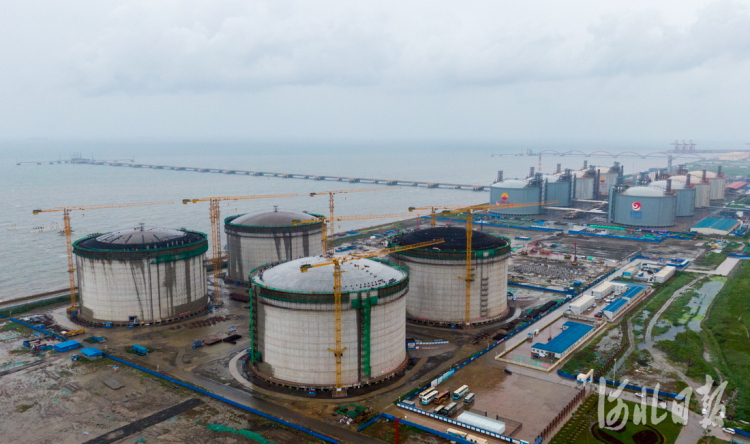 2021年7月28日，无人机拍摄唐山市曹妃甸区新天LNG（液化天然气）项目建设工地施工。