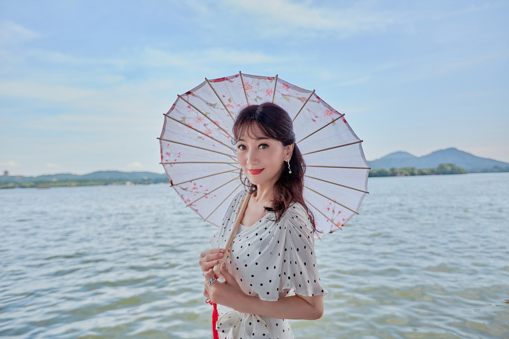 白娘子赵雅芝西湖游船撑伞凭栏眺望画面唯美