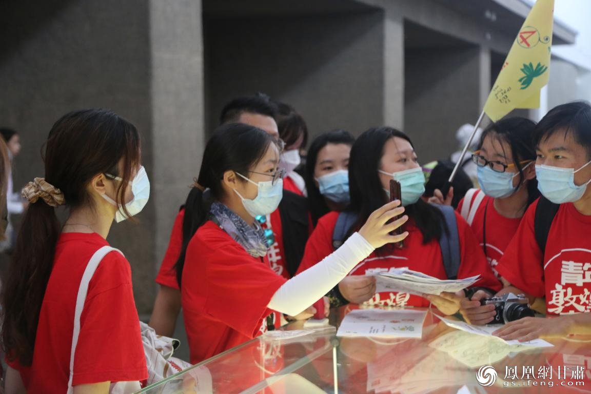 营员参与“莫高窟地图打卡”活动和陈列中心设置的闯关活动 罗坤 摄