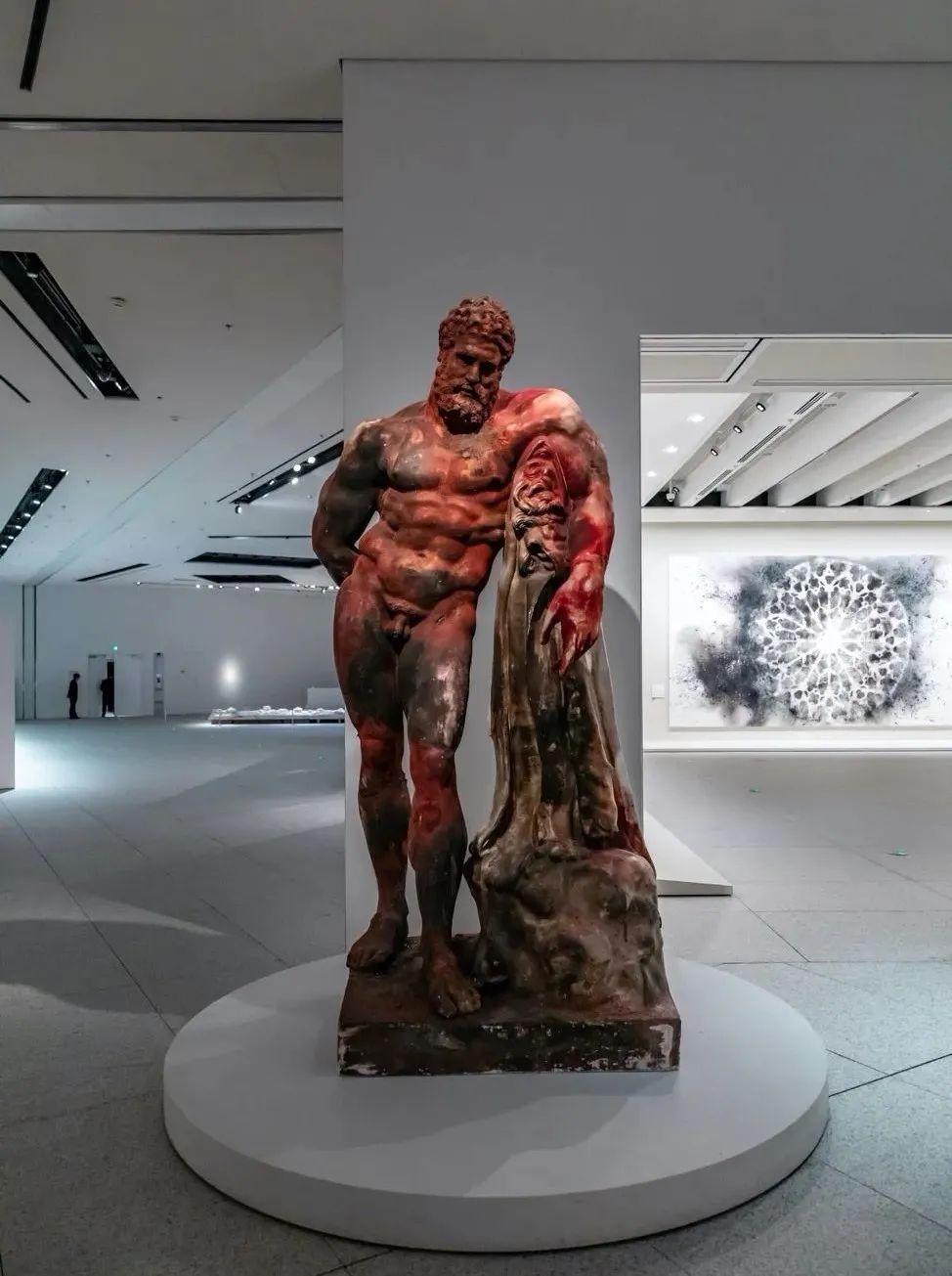 古罗马文明"展厅门口的雕塑艺术装置的诞生也很有趣,是蔡国强以中国的