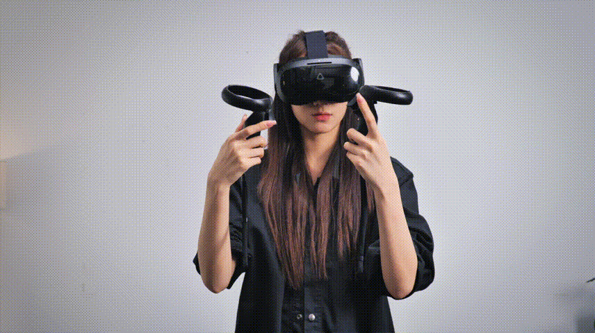 现在的虚拟现实体验,能做到的也只是虚拟,受限的视野范围,朦胧的画面