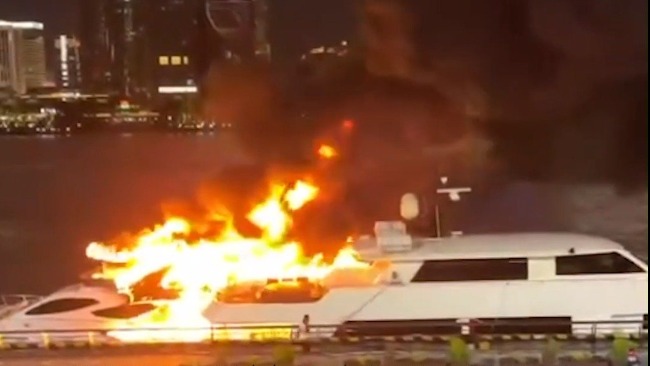 上海东方明珠附近一游艇起火 靠岸时引燃另一游艇