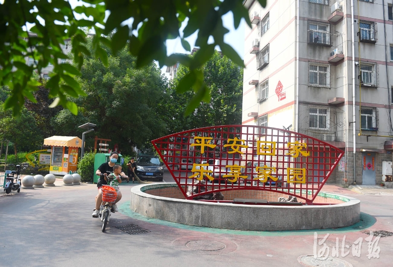 破损的路面修缮一新，小区的绿地被美化……经过改造，本是老旧小区的邢台市襄都区平安小区旧貌换新颜。河北日报记者赵永辉摄