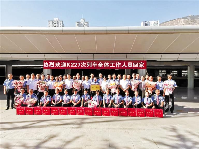 乘务人员安全抵达兰州车站