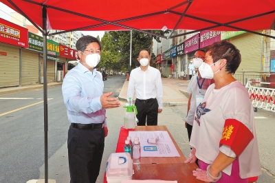 8月3日，省委书记楼阳生在郑州市调研疫情防控工作。 本报记者 董亮 摄